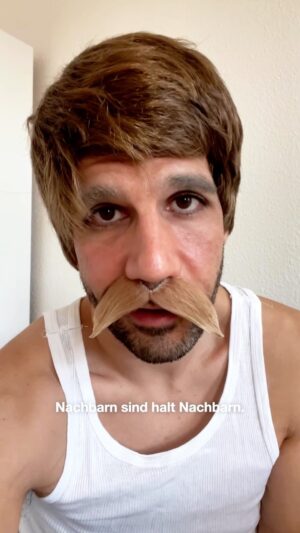 Daniele Rizzo Instagram - Wir präsentieren: Unterhemd-Andi! Er ist Athlet, Experte und Anlageberater. Doppelhaushälften sind seine Expertise – mit diesen nervig neuen Nachbar*innen aus der Großstadt hat er jetzt aber nicht gerechnet.

Warum beide Familien trotzdem irgendwie sympathisch sind, findet Ihr in der Comedy-Serie #Doppelhaushälfte heraus – alle Folgen gibt's in der #ZDFmediathek!

#neoriginal #ComedySeries