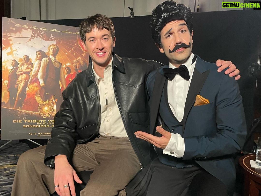 Daniele Rizzo Instagram - HAPPY HUNGER GAMES!!! Thanks to the wonderful Cast & Team of @songbirdsandsnakes for this great film & thanks for beeing such great sports in my “Hunger Games ROADSHOW! :) “Bucky Twitterman loves u guys! Video is online now ♥️ Enjoy & go to the cinema! It’s made for the bigscreen! Thx @tomblyth @rachelzegler @hunterschafer @joshandresrivera @francishlawrence @leoninestudios @lionsgate @aim_filmpr @pureonlinepr @caay_agency #hungergames #tomblyth #snow #jasonschwartzman The Ritz-Carlton, Berlin