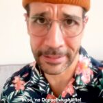 Daniele Rizzo Instagram - Nachbarschafts-Liebe 2.0 ❤️‍🔥oder Culture Clash in 3, 2, 1… 🤜🤛 ? Wir alle kennen die „Andis“ und „Theos“ dieser Welt, die Vorstadthelden und die Stadtkinder. Der Eine ein roher Klotz, der Andere übervorsichtig und überfreundlich, beide mit dem Herz am rechten Fleck – nehmen sie zielsicher jedes Fettnäpfchen mit! 🙈 Bist du Team Unterhemd oder Team Hawaiihemd? Ob die ungleichen Familien in der Comedy-Serie #Doppelhaushälfte zueinander finden? Seht Ihr in der @zdfmediathek! #ComedySeries #neoriginal