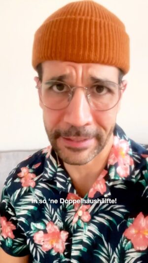 Daniele Rizzo Instagram - Nachbarschafts-Liebe 2.0 ❤️‍🔥oder 
Culture Clash in 3, 2, 1… 🤜🤛 ?
 
Wir alle kennen die „Andis“ und „Theos“ dieser Welt, die Vorstadthelden und die Stadtkinder. Der Eine ein roher Klotz, der Andere übervorsichtig und überfreundlich, beide mit dem Herz am rechten Fleck – nehmen sie zielsicher jedes Fettnäpfchen mit! 🙈 Bist du Team Unterhemd oder Team Hawaiihemd?
 
Ob die ungleichen Familien in der Comedy-Serie #Doppelhaushälfte zueinander finden? Seht Ihr in der @zdfmediathek! 
 
#ComedySeries #neoriginal