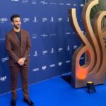 Daniele Rizzo Instagram – Glückwunsch an alle Gewinner:innen des @deutscherschauspielpreis 
Danke an den @bundesverbandschauspiel und allen Helfer:innen für diesen glamourösen Abend.
Ein Preis, der von Kolleg:innen an Kolleg:innen vergeben wird, ist immer etwas ganz besonderes!
Ein kleiner Moment, hat mich dann doch etwas aus der Feierlichkeit rausgerissen.
Als mich später am Abend viele Kolleg:innen auf der Aftershow auf genau diesen Moment – an dem ich ja selbst keinen Anteil hatte – ansprachen, kam ich mir vor, als sei ich nun Richter & Henker.
Es erschließt sich mir leider nicht so ganz, wie man grundsätzlich und völlig zu Recht gegen Rassismus & Antisemitismus aufstehen kann und dann allerdings im direkten Anschluss (im Sponsoren Clip) – ein paar sehr schlechte Italiener Klischees aus den 80er raushaut – OHNE Kontext & Motivation. Warum??!
Ich bin weder die Comedy Polizei noch will ich die Schauspieler:innen – die ich sehr schätze – deswegen an den Pranger stellen.
Es sind nur eben DIESE  Klischees aus 1960er Gastarbeiterzeiten die in den Köpfen der Produktionen vorherrschen.
Der Grund, warum viele Rollen heute noch mit Akzent gedacht und/oder besetzt werden.
Auch der Satz eines Produzenten “Daniele, Du bist ein wunderbarer Schauspieler aber wir haben leider keine Pizzabäcker und/oder Eisverkäufer-Rollen im Film für dich… ”, hat sich in meine Seele eingebrannt. 
Wir haben das Jahr 2022 (!!!)
Es gibt “hier bei UNS” in Deutschland Anwält:innen, Ärzt:innen, Architekt:innen, Apotheker:innen, Lehrer:innen, Polizist:innen, Zoowärter:innen etc mit
italienischen, französischen, spanischen & vielen anderen europäischen & internationalen Wurzeln & Hintergründen und das bereits in 3. und 4. Generation!
“Uns” findet man im Alltag (und am besten auch in Film & Fernsehen) eben nicht nur im Gastro- oder kriminellen Milieu.
Ich liebe Klischee Witze – aber witzig wird es doch erst, sofern man sie auch mal bricht oder der Gesamtkontext stimmt.
Wir haben noch einen weiten Weg vor uns und nicht an unseren Worten wird man uns messen, sondern an unseren Taten.
Trotzdem oder gerade deswegen freue ich mich jetzt schon auf den nächsten Schauspielpreis.

 P.S.: Eure Pizza war voll lecker! Spindler & Klatt