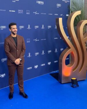 Daniele Rizzo Instagram - Glückwunsch an alle Gewinner:innen des @deutscherschauspielpreis 
Danke an den @bundesverbandschauspiel und allen Helfer:innen für diesen glamourösen Abend.
Ein Preis, der von Kolleg:innen an Kolleg:innen vergeben wird, ist immer etwas ganz besonderes!
Ein kleiner Moment, hat mich dann doch etwas aus der Feierlichkeit rausgerissen.
Als mich später am Abend viele Kolleg:innen auf der Aftershow auf genau diesen Moment - an dem ich ja selbst keinen Anteil hatte - ansprachen, kam ich mir vor, als sei ich nun Richter & Henker.
Es erschließt sich mir leider nicht so ganz, wie man grundsätzlich und völlig zu Recht gegen Rassismus & Antisemitismus aufstehen kann und dann allerdings im direkten Anschluss (im Sponsoren Clip) - ein paar sehr schlechte Italiener Klischees aus den 80er raushaut - OHNE Kontext & Motivation. Warum??!
Ich bin weder die Comedy Polizei noch will ich die Schauspieler:innen - die ich sehr schätze - deswegen an den Pranger stellen.
Es sind nur eben DIESE  Klischees aus 1960er Gastarbeiterzeiten die in den Köpfen der Produktionen vorherrschen.
Der Grund, warum viele Rollen heute noch mit Akzent gedacht und/oder besetzt werden.
Auch der Satz eines Produzenten “Daniele, Du bist ein wunderbarer Schauspieler aber wir haben leider keine Pizzabäcker und/oder Eisverkäufer-Rollen im Film für dich... ”, hat sich in meine Seele eingebrannt. 
Wir haben das Jahr 2022 (!!!)
Es gibt “hier bei UNS” in Deutschland Anwält:innen, Ärzt:innen, Architekt:innen, Apotheker:innen, Lehrer:innen, Polizist:innen, Zoowärter:innen etc mit
italienischen, französischen, spanischen & vielen anderen europäischen & internationalen Wurzeln & Hintergründen und das bereits in 3. und 4. Generation!
“Uns” findet man im Alltag (und am besten auch in Film & Fernsehen) eben nicht nur im Gastro- oder kriminellen Milieu.
Ich liebe Klischee Witze - aber witzig wird es doch erst, sofern man sie auch mal bricht oder der Gesamtkontext stimmt.
Wir haben noch einen weiten Weg vor uns und nicht an unseren Worten wird man uns messen, sondern an unseren Taten.
Trotzdem oder gerade deswegen freue ich mich jetzt schon auf den nächsten Schauspielpreis.

 P.S.: Eure Pizza war voll lecker!