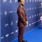 Daniele Rizzo Instagram – Glückwunsch an alle Gewinner:innen des @deutscherschauspielpreis 
Danke an den @bundesverbandschauspiel und allen Helfer:innen für diesen glamourösen Abend.
Ein Preis, der von Kolleg:innen an Kolleg:innen vergeben wird, ist immer etwas ganz besonderes!
Ein kleiner Moment, hat mich dann doch etwas aus der Feierlichkeit rausgerissen.
Als mich später am Abend viele Kolleg:innen auf der Aftershow auf genau diesen Moment – an dem ich ja selbst keinen Anteil hatte – ansprachen, kam ich mir vor, als sei ich nun Richter & Henker.
Es erschließt sich mir leider nicht so ganz, wie man grundsätzlich und völlig zu Recht gegen Rassismus & Antisemitismus aufstehen kann und dann allerdings im direkten Anschluss (im Sponsoren Clip) – ein paar sehr schlechte Italiener Klischees aus den 80er raushaut – OHNE Kontext & Motivation. Warum??!
Ich bin weder die Comedy Polizei noch will ich die Schauspieler:innen – die ich sehr schätze – deswegen an den Pranger stellen.
Es sind nur eben DIESE  Klischees aus 1960er Gastarbeiterzeiten die in den Köpfen der Produktionen vorherrschen.
Der Grund, warum viele Rollen heute noch mit Akzent gedacht und/oder besetzt werden.
Auch der Satz eines Produzenten “Daniele, Du bist ein wunderbarer Schauspieler aber wir haben leider keine Pizzabäcker und/oder Eisverkäufer-Rollen im Film für dich… ”, hat sich in meine Seele eingebrannt. 
Wir haben das Jahr 2022 (!!!)
Es gibt “hier bei UNS” in Deutschland Anwält:innen, Ärzt:innen, Architekt:innen, Apotheker:innen, Lehrer:innen, Polizist:innen, Zoowärter:innen etc mit
italienischen, französischen, spanischen & vielen anderen europäischen & internationalen Wurzeln & Hintergründen und das bereits in 3. und 4. Generation!
“Uns” findet man im Alltag (und am besten auch in Film & Fernsehen) eben nicht nur im Gastro- oder kriminellen Milieu.
Ich liebe Klischee Witze – aber witzig wird es doch erst, sofern man sie auch mal bricht oder der Gesamtkontext stimmt.
Wir haben noch einen weiten Weg vor uns und nicht an unseren Worten wird man uns messen, sondern an unseren Taten.
Trotzdem oder gerade deswegen freue ich mich jetzt schon auf den nächsten Schauspielpreis.

 P.S.: Eure Pizza war voll lecker! Spindler & Klatt