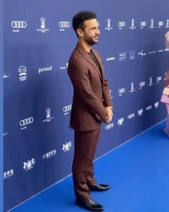 Daniele Rizzo Instagram - Glückwunsch an alle Gewinner:innen des @deutscherschauspielpreis Danke an den @bundesverbandschauspiel und allen Helfer:innen für diesen glamourösen Abend. Ein Preis, der von Kolleg:innen an Kolleg:innen vergeben wird, ist immer etwas ganz besonderes! Ein kleiner Moment, hat mich dann doch etwas aus der Feierlichkeit rausgerissen. Als mich später am Abend viele Kolleg:innen auf der Aftershow auf genau diesen Moment - an dem ich ja selbst keinen Anteil hatte - ansprachen, kam ich mir vor, als sei ich nun Richter & Henker. Es erschließt sich mir leider nicht so ganz, wie man grundsätzlich und völlig zu Recht gegen Rassismus & Antisemitismus aufstehen kann und dann allerdings im direkten Anschluss (im Sponsoren Clip) - ein paar sehr schlechte Italiener Klischees aus den 80er raushaut - OHNE Kontext & Motivation. Warum??! Ich bin weder die Comedy Polizei noch will ich die Schauspieler:innen - die ich sehr schätze - deswegen an den Pranger stellen. Es sind nur eben DIESE Klischees aus 1960er Gastarbeiterzeiten die in den Köpfen der Produktionen vorherrschen. Der Grund, warum viele Rollen heute noch mit Akzent gedacht und/oder besetzt werden. Auch der Satz eines Produzenten “Daniele, Du bist ein wunderbarer Schauspieler aber wir haben leider keine Pizzabäcker und/oder Eisverkäufer-Rollen im Film für dich... ”, hat sich in meine Seele eingebrannt. Wir haben das Jahr 2022 (!!!) Es gibt “hier bei UNS” in Deutschland Anwält:innen, Ärzt:innen, Architekt:innen, Apotheker:innen, Lehrer:innen, Polizist:innen, Zoowärter:innen etc mit italienischen, französischen, spanischen & vielen anderen europäischen & internationalen Wurzeln & Hintergründen und das bereits in 3. und 4. Generation! “Uns” findet man im Alltag (und am besten auch in Film & Fernsehen) eben nicht nur im Gastro- oder kriminellen Milieu. Ich liebe Klischee Witze - aber witzig wird es doch erst, sofern man sie auch mal bricht oder der Gesamtkontext stimmt. Wir haben noch einen weiten Weg vor uns und nicht an unseren Worten wird man uns messen, sondern an unseren Taten. Trotzdem oder gerade deswegen freue ich mich jetzt schon auf den nächsten Schauspielpreis. P.S.: Eure Pizza war voll lecker! Spindler & Klatt