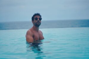 Daniele Rizzo Instagram - Das obligatorisch Pool Fotoshooting von @patrickdollmann 🤪
nach #drehschluss 
#italien #portofino #geheimgeheim 
#zdf #water