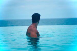 Daniele Rizzo Instagram - Das obligatorisch Pool Fotoshooting von @patrickdollmann 🤪
nach #drehschluss 
#italien #portofino #geheimgeheim 
#zdf #water