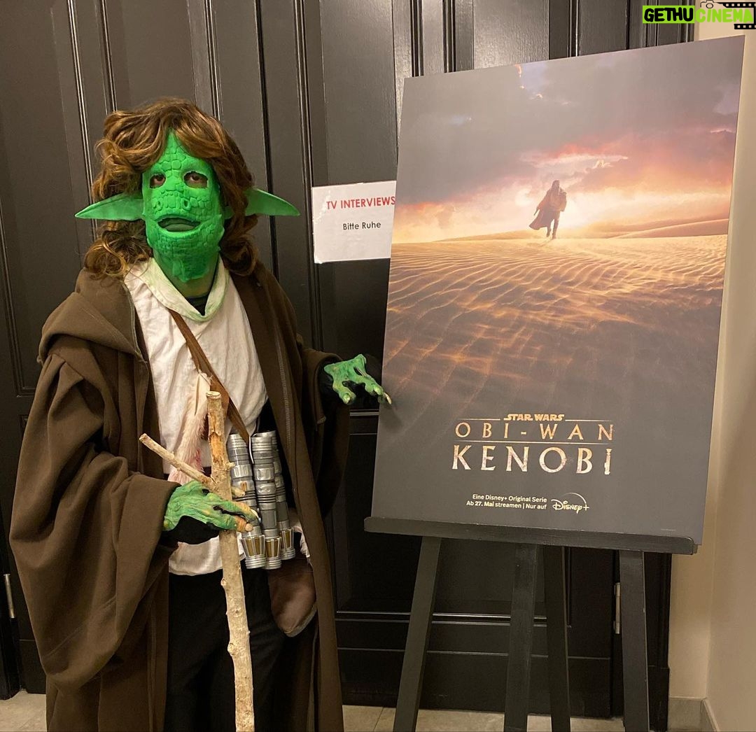 Daniele Rizzo Instagram - #obiwankenobi is coming to #disneyplus and #Yaddel is back!! Thanks to the awesome @disneyplusde Team , to editing Jedi @kai_e_bogatzki , my @jancronauer , the team of @maskworld_com for the make-up and of course #ewanmcgregor & #haydenchristensen for being so much fun. #maythe4thbewithyou @obiwankenobi starts streaming May 27th Tatooine