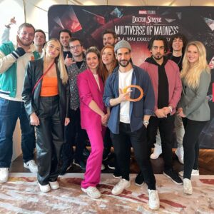 Daniele Rizzo Instagram - Morgen 04.Mai startet endlich #doctorstrangeinthemultiverseofmadness im Kino!!! Und nur im Kino! BITTE NICHTS SPOILERN!!
Danke an @disneydeutschland  das wir vorab mit Wanda & Doc Strange schnacken konnten - mein Impro-Interview im Kostüm ist auch unterwegs zu euch aus einem anderen Universum!
#elizabetholsen #benedictcumberbatch #samraimi @doctorstrangeofficial @marvel_de #multiversum