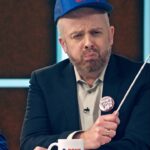 Daniele Rizzo Instagram - Das ist Malte. Malte glaubt nicht an den Kometen, der auf die Erde zurast & hat viele Gleichgesinnte im Internet getroffen, die auch nicht daran glauben. Nach dem Motto: „Wenn ich die Probleme nicht sehe, sind sie auch nicht da.“ BLOSS NICHT HOCHGUCKEN - „DON‘T LOOK UP!“ Er ist jetzt Teil einer Bewegung und kein Systemschaf. Gleich Besuchen ihn die Reporter von „The Daily Rip Deutschland“ @asianpumping Die hatten auch schon @leonardodicaprio und @jenniferlawrence in der Sendung! Schaut nicht hoch sondern guckt den besten Film des Jahres (und wahrscheinlich auch den letzten der Erde) auf @netflixde und danach die 3 Folgen The Daily Rip Deutschland auf dem Netflix Account auf Youtube! Bleibt gesund und happy 2022! #thedailyripDeutschland, #DontLookUp, @NetflixDE @rossantonycom @parshad @fabirommel Raffa Plastic Life @masudakbarzadeh Akbarzadeh @ekofreezy Shary Reeves @jorgechicaswalk @lucydiakovska Olaf Schubert @oliviajoneshamburg Jones Julian F. M. Stoeckel Kawus Kalantar Katy Karrenbauer @katjanagerz @qolabo