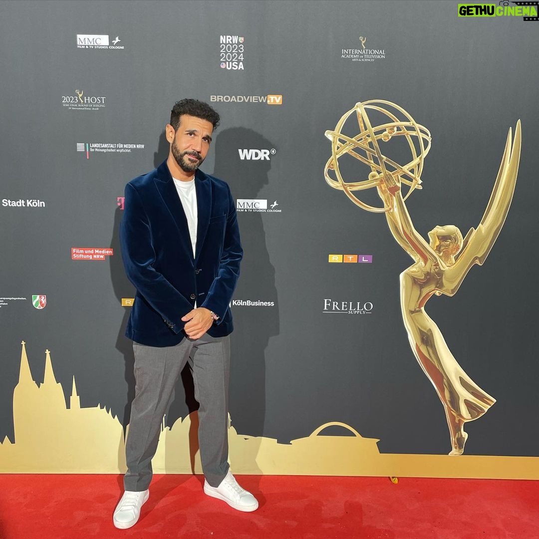 Daniele Rizzo Instagram - Thank you for having me! Kölner Dom, Emmy, Typ auf rotem Teppich. Alles drauf! Danke für die Einladung @leopold.hoesch @iemmys @broadviewpictures @filmedienrw @rtl_com @wdr @magentatv @medienanstalt_nrw @land.nrw @usbotschaft #emmy #emmyawards 23 Schloss Arff