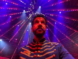Daniele Rizzo Instagram - Endlich! 🤩
Heute 30.12. & am 06.01.23 kommt Stars in der Manege zurück - und ich darf im Zirkus die Stars mit den Artisten zusammenbringen! 🎪 
Primetime @sat.1 um 20:15 Uhr 
mit @nazaneckes @dieterhallervorden @mathiasmester @fabian.hambuechen @massimo__sinato @hazelsgonnahaze @brucedarnell  @sarellax3 @evelyn_burdecki @ekatleonova @judithwilliams_official @moritz_hans @nataschaochsenknecht @victoriaswarovski 
@guidocantz @jensriewa moderiert wird das ganze von @janainazarrella und @joerg.pilawa 

Danke an @otto_stoner @laura.stnr  und das ganze fantastische @constantin_entertainment Team für diese tolle Zeit & versprechen eine fantastische Show in @circuskrone 
#starsindermanege #2023 #sat1 
—————
@actorsconnectionagency 
@idasimpressions 
@bwmcommunications