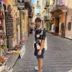 Daniele Rizzo Instagram - If you can do - go to #Cefalú! And of course visit other places in beautiful #Sicily ♥️ Swipe to see me looking like an American Tourist. Had a lot of Granita con Brioche from @ritrovo_orchidea 🤌🏽 @visit__sicily @cefalu.sicily #tindari #veryitalianperson #italianactor #germanactor Cefalù Sicily