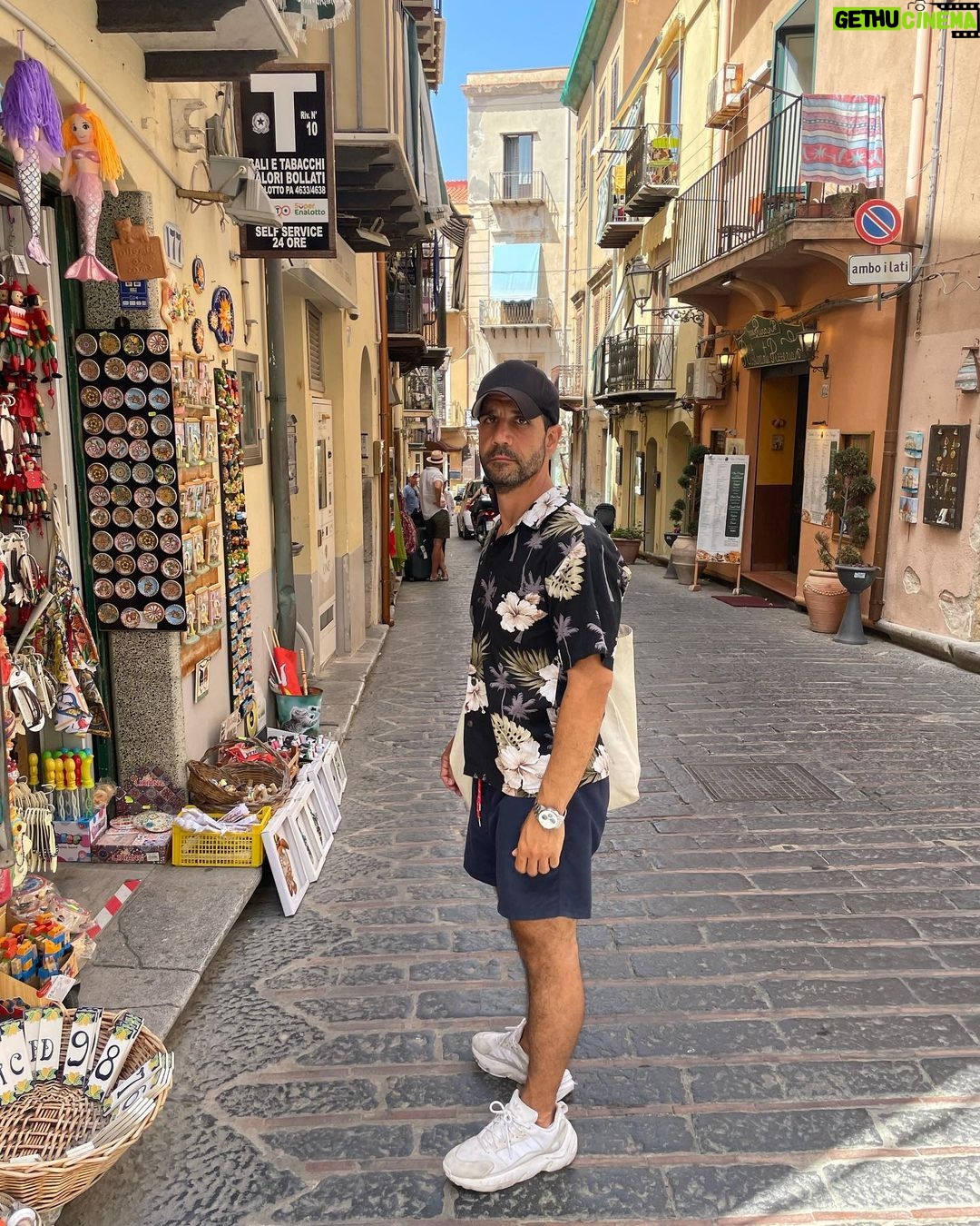 Daniele Rizzo Instagram - If you can do - go to #Cefalú! And of course visit other places in beautiful #Sicily ♥️ Swipe to see me looking like an American Tourist. Had a lot of Granita con Brioche from @ritrovo_orchidea 🤌🏽 @visit__sicily @cefalu.sicily #tindari #veryitalianperson #italianactor #germanactor Cefalù Sicily