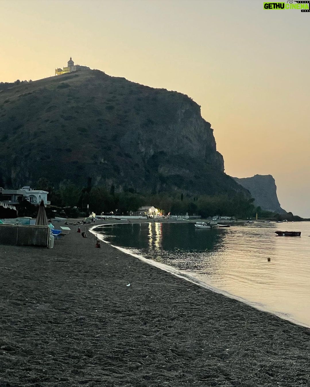 Daniele Rizzo Instagram - If you can do - go to #Cefalú! And of course visit other places in beautiful #Sicily ♥️ Swipe to see me looking like an American Tourist. Had a lot of Granita con Brioche from @ritrovo_orchidea 🤌🏽 @visit__sicily @cefalu.sicily #tindari #veryitalianperson #italianactor #germanactor Cefalù Sicily