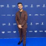 Daniele Rizzo Instagram – Glückwunsch an alle Gewinner:innen des @deutscherschauspielpreis 
Danke an den @bundesverbandschauspiel und allen Helfer:innen für diesen glamourösen Abend.
Ein Preis, der von Kolleg:innen an Kolleg:innen vergeben wird, ist immer etwas ganz besonderes!
Ein kleiner Moment, hat mich dann doch etwas aus der Feierlichkeit rausgerissen.
Als mich später am Abend viele Kolleg:innen auf der Aftershow auf genau diesen Moment – an dem ich ja selbst keinen Anteil hatte – ansprachen, kam ich mir vor, als sei ich nun Richter & Henker.
Es erschließt sich mir leider nicht so ganz, wie man grundsätzlich und völlig zu Recht gegen Rassismus & Antisemitismus aufstehen kann und dann allerdings im direkten Anschluss (im Sponsoren Clip) – ein paar sehr schlechte Italiener Klischees aus den 80er raushaut – OHNE Kontext & Motivation. Warum??!
Ich bin weder die Comedy Polizei noch will ich die Schauspieler:innen – die ich sehr schätze – deswegen an den Pranger stellen.
Es sind nur eben DIESE  Klischees aus 1960er Gastarbeiterzeiten die in den Köpfen der Produktionen vorherrschen.
Der Grund, warum viele Rollen heute noch mit Akzent gedacht und/oder besetzt werden.
Auch der Satz eines Produzenten “Daniele, Du bist ein wunderbarer Schauspieler aber wir haben leider keine Pizzabäcker und/oder Eisverkäufer-Rollen im Film für dich… ”, hat sich in meine Seele eingebrannt. 
Wir haben das Jahr 2022 (!!!)
Es gibt “hier bei UNS” in Deutschland Anwält:innen, Ärzt:innen, Architekt:innen, Apotheker:innen, Lehrer:innen, Polizist:innen, Zoowärter:innen etc mit
italienischen, französischen, spanischen & vielen anderen europäischen & internationalen Wurzeln & Hintergründen und das bereits in 3. und 4. Generation!
“Uns” findet man im Alltag (und am besten auch in Film & Fernsehen) eben nicht nur im Gastro- oder kriminellen Milieu.
Ich liebe Klischee Witze – aber witzig wird es doch erst, sofern man sie auch mal bricht oder der Gesamtkontext stimmt.
Wir haben noch einen weiten Weg vor uns und nicht an unseren Worten wird man uns messen, sondern an unseren Taten.
Trotzdem oder gerade deswegen freue ich mich jetzt schon auf den nächsten Schauspielpreis.

 P.S.: Eure Pizza war voll lecker! Spindler & Klatt