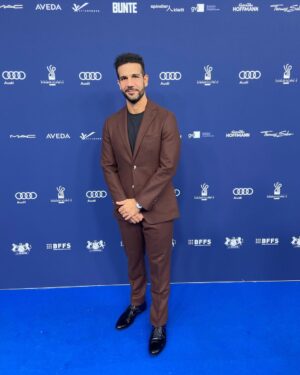 Daniele Rizzo Instagram - Glückwunsch an alle Gewinner:innen des @deutscherschauspielpreis 
Danke an den @bundesverbandschauspiel und allen Helfer:innen für diesen glamourösen Abend.
Ein Preis, der von Kolleg:innen an Kolleg:innen vergeben wird, ist immer etwas ganz besonderes!
Ein kleiner Moment, hat mich dann doch etwas aus der Feierlichkeit rausgerissen.
Als mich später am Abend viele Kolleg:innen auf der Aftershow auf genau diesen Moment - an dem ich ja selbst keinen Anteil hatte - ansprachen, kam ich mir vor, als sei ich nun Richter & Henker.
Es erschließt sich mir leider nicht so ganz, wie man grundsätzlich und völlig zu Recht gegen Rassismus & Antisemitismus aufstehen kann und dann allerdings im direkten Anschluss (im Sponsoren Clip) - ein paar sehr schlechte Italiener Klischees aus den 80er raushaut - OHNE Kontext & Motivation. Warum??!
Ich bin weder die Comedy Polizei noch will ich die Schauspieler:innen - die ich sehr schätze - deswegen an den Pranger stellen.
Es sind nur eben DIESE  Klischees aus 1960er Gastarbeiterzeiten die in den Köpfen der Produktionen vorherrschen.
Der Grund, warum viele Rollen heute noch mit Akzent gedacht und/oder besetzt werden.
Auch der Satz eines Produzenten “Daniele, Du bist ein wunderbarer Schauspieler aber wir haben leider keine Pizzabäcker und/oder Eisverkäufer-Rollen im Film für dich... ”, hat sich in meine Seele eingebrannt. 
Wir haben das Jahr 2022 (!!!)
Es gibt “hier bei UNS” in Deutschland Anwält:innen, Ärzt:innen, Architekt:innen, Apotheker:innen, Lehrer:innen, Polizist:innen, Zoowärter:innen etc mit
italienischen, französischen, spanischen & vielen anderen europäischen & internationalen Wurzeln & Hintergründen und das bereits in 3. und 4. Generation!
“Uns” findet man im Alltag (und am besten auch in Film & Fernsehen) eben nicht nur im Gastro- oder kriminellen Milieu.
Ich liebe Klischee Witze - aber witzig wird es doch erst, sofern man sie auch mal bricht oder der Gesamtkontext stimmt.
Wir haben noch einen weiten Weg vor uns und nicht an unseren Worten wird man uns messen, sondern an unseren Taten.
Trotzdem oder gerade deswegen freue ich mich jetzt schon auf den nächsten Schauspielpreis.

 P.S.: Eure Pizza war voll lecker!
