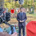 Daniele Rizzo Instagram – Das ist Bernd. 
Bernd denkt, er sei Tony Stark.
Bernd kommt in Folge 7 von „Damaged Goods“ vor.
Bernd binge watched gerne Serien durch.
Sei wie Bernd! Guck alles durch und freu dich auf mehr Bernd in Staffel 2! :)
#damagedgoods 

@ratpackfilm @primevideo @primevideode 

Die neue Serie zum kostenlosen Streamen auf Amazon Prime mit #fraupassmann  @timolischu @zeynep.bozbay @leoniebrill_official @antonijestankovic_ @timmitrinks @josiakrug @anna_ka_ma @tkringa casting @anne_huenseler @simonpearcecomedy 

u.v.m. RAT PACK Filmproduktion