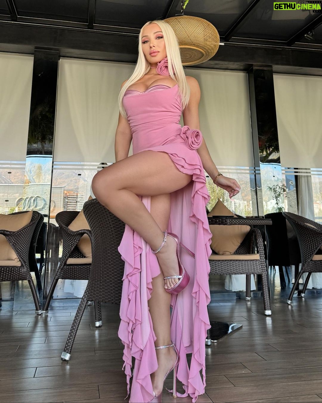 Daniella Chávez Instagram - Rodéate de mujeres que sumen a tu vida, te inspiren y te acompañen; que se enfoquen en sí mismas, las que cuando te ven brillar se alegran, porque verte bien es también un triunfo para ellas💞rodéate de las mujeres que construyen, motivan y levantan🌷. @rbm_productions 🧸. . Sabor y Aroma