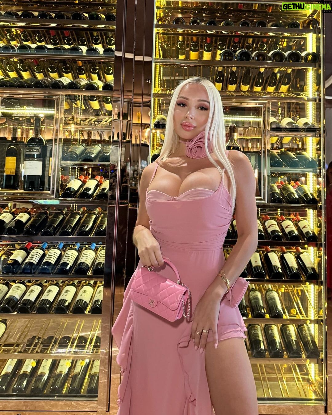 Daniella Chávez Instagram - Rodéate de mujeres que sumen a tu vida, te inspiren y te acompañen; que se enfoquen en sí mismas, las que cuando te ven brillar se alegran, porque verte bien es también un triunfo para ellas💞rodéate de las mujeres que construyen, motivan y levantan🌷. @rbm_productions 🧸. . Sabor y Aroma