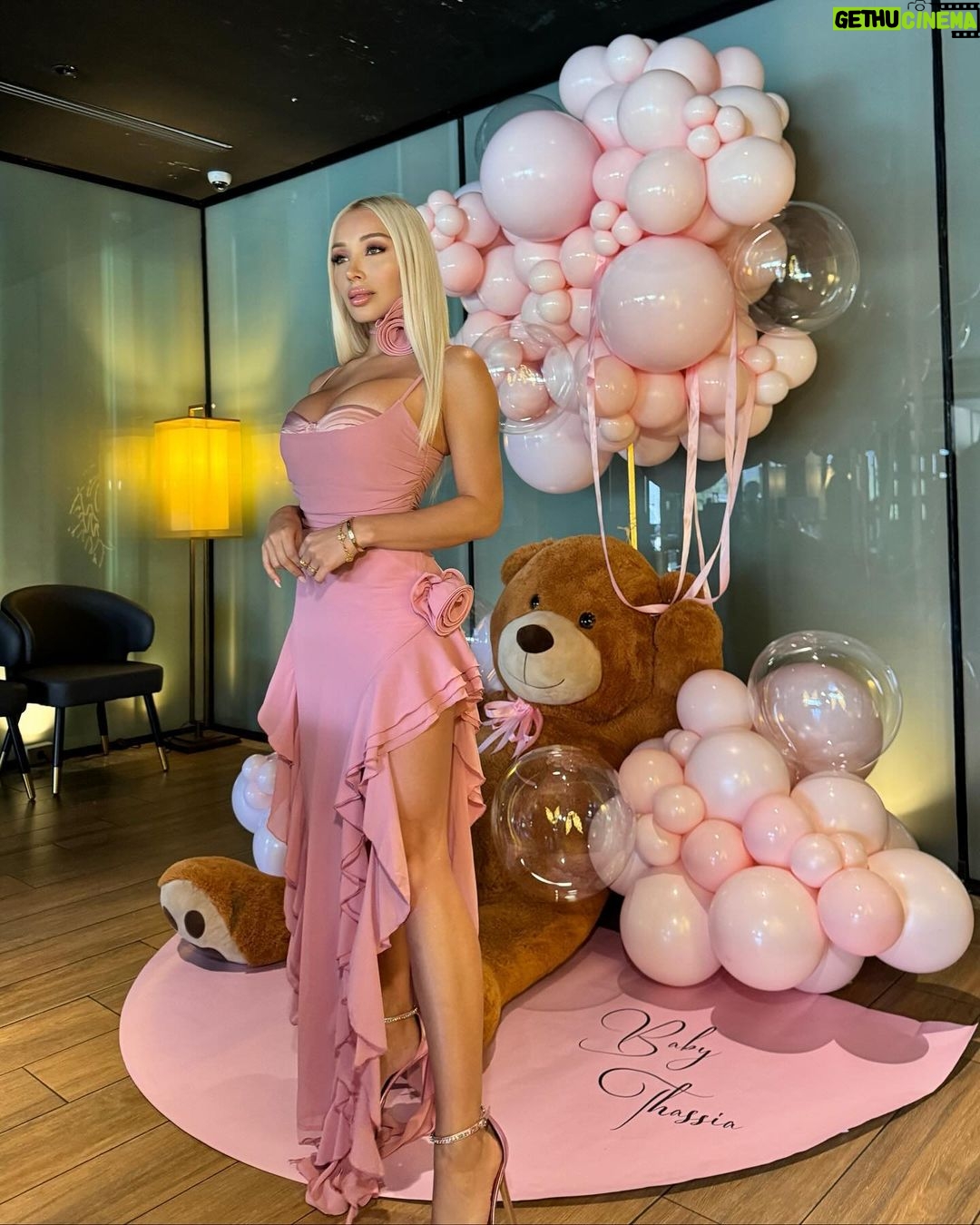 Daniella Chávez Instagram - Rodéate de mujeres que sumen a tu vida, te inspiren y te acompañen; que se enfoquen en sí mismas, las que cuando te ven brillar se alegran, porque verte bien es también un triunfo para ellas💞rodéate de las mujeres que construyen, motivan y levantan🌷. @rbm_productions 🧸. . Sabor y Aroma