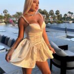 Daniella Chávez Instagram - Todo lo que tú quieres es porque tú yo del futuro ya lo tiene✨ @NovaMen by @FashionNova Dress 🦢. . Atlantis the Royal Dubai