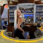 Daniella Chávez Instagram - Bar en el Avión? ✈️ Soy agradecida de la vida, No sabes lo triste que me sentí cuando me cerraban las puertas para trabajar en tv, hablaban mal de mí, No les gustaba porque yo no me dejaba usar, Yo quería ser siempre sincera y real y eso no encajaba, Me decían tú Fama durará menos que un candy en la boca, Me vetaron, Censuraron etc Pero eso me dio más fuerzas, Eso fue el impulso que necesitaba para comenzar a luchar por mí y por mis sueños.. Hoy doy gracias que eso pasó, Doy gracias por no escuchar o poner atención a las críticas, doy las gracias porque eso me hizo fuerte y me llevó a mi camino de éxito, ahora puedo viajar en un avión con bar, puede sonar superficial,sabiendo que hay cosas más importantes en la vida, Pero para mí es un logro, Soy la chica que viene de un lugar humilde, que pisotearon y se burlaron, Pero que no se echó a morir y logró sus objetivos y metas! Vivo la vida que soñé y también me gustaría ayudar a que vivas la tuya! Te gustaría ? Dubai, United Arab Emirates