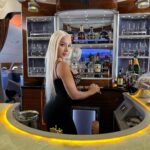 Daniella Chávez Instagram - Bar en el Avión? ✈️ Soy agradecida de la vida, No sabes lo triste que me sentí cuando me cerraban las puertas para trabajar en tv, hablaban mal de mí, No les gustaba porque yo no me dejaba usar, Yo quería ser siempre sincera y real y eso no encajaba, Me decían tú Fama durará menos que un candy en la boca, Me vetaron, Censuraron etc Pero eso me dio más fuerzas, Eso fue el impulso que necesitaba para comenzar a luchar por mí y por mis sueños.. Hoy doy gracias que eso pasó, Doy gracias por no escuchar o poner atención a las críticas, doy las gracias porque eso me hizo fuerte y me llevó a mi camino de éxito, ahora puedo viajar en un avión con bar, puede sonar superficial,sabiendo que hay cosas más importantes en la vida, Pero para mí es un logro, Soy la chica que viene de un lugar humilde, que pisotearon y se burlaron, Pero que no se echó a morir y logró sus objetivos y metas! Vivo la vida que soñé y también me gustaría ayudar a que vivas la tuya! Te gustaría ? Dubai, United Arab Emirates