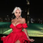 Daniella Chávez Instagram – Gracias por sus Saludos de Cumpleaños 🎁 los estoy leyendo todos.. 🥰 fotos de anoche esperando las 00:00♥️26/10 🦂 #Dubai .
@loveli_ua Dress 🌹. CÉ LA VI Dubai