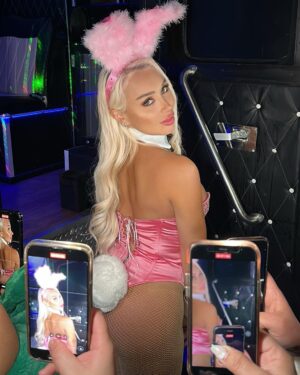 Daniella Chávez Instagram - Tú Conejita Playboy🩷✨Cuál es tu foto Fav? 🐰.
@myslimusinas 🛻🎉.
