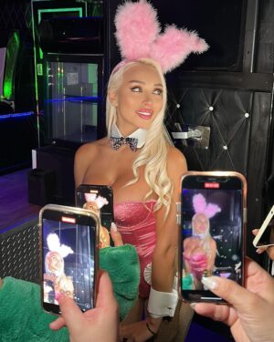 Daniella Chávez Instagram - Tú Conejita Playboy🩷✨Cuál es tu foto Fav? 🐰.
@myslimusinas 🛻🎉.