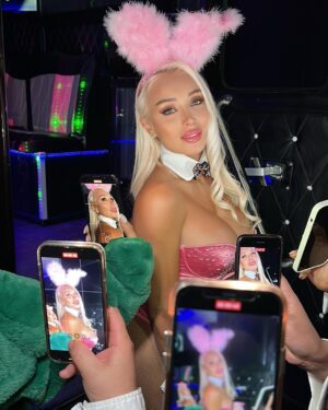 Daniella Chávez Instagram - Tú Conejita Playboy🩷✨Cuál es tu foto Fav? 🐰.
@myslimusinas 🛻🎉.