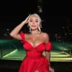 Daniella Chávez Instagram – Gracias por sus Saludos de Cumpleaños 🎁 los estoy leyendo todos.. 🥰 fotos de anoche esperando las 00:00♥️26/10 🦂 #Dubai .
@loveli_ua Dress 🌹. CÉ LA VI Dubai