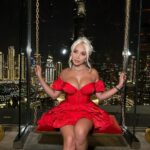 Daniella Chávez Instagram – Gracias por sus Saludos de Cumpleaños 🎁 los estoy leyendo todos.. 🥰 fotos de anoche esperando las 00:00♥️26/10 🦂 #Dubai .
@loveli_ua Dress 🌹. CÉ LA VI Dubai