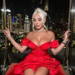 Daniella Chávez Instagram – Gracias por sus Saludos de Cumpleaños 🎁 los estoy leyendo todos.. 🥰 fotos de anoche esperando las 00:00♥️26/10 🦂 #Dubai .
@loveli_ua Dress 🌹. CÉ LA VI Dubai