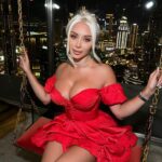 Daniella Chávez Instagram – Gracias por sus Saludos de Cumpleaños 🎁 los estoy leyendo todos.. 🥰 fotos de anoche esperando las 00:00♥️26/10 🦂 #Dubai .
@loveli_ua Dress 🌹. CÉ LA VI Dubai