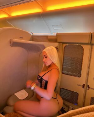 Daniella Chávez Instagram - Fotos en el avión ✈️ cuál te gusta más, 1,2 o 3 ? Ayúdame a elegir!