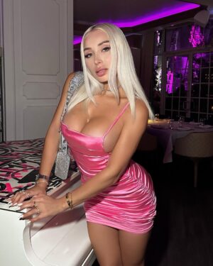 Daniella Chávez Instagram - Barbie Night💗Cuál es tu foto Fav? @NovaMEN & @FashionNova Dress🎀