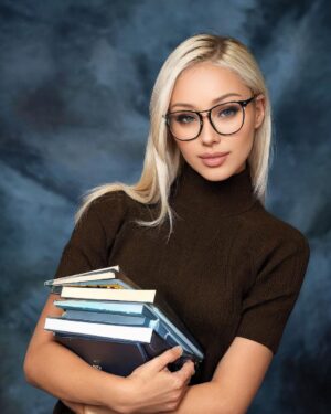 Daniella Chávez Instagram - 90s YearBook 📚 en cuál me parezco más? 🤣 creó que a mi no me resultó 🥲