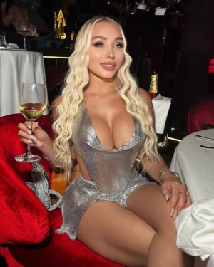 Daniella Chávez Instagram - Scorpio 🦂 Llegó mi mes favorito 🎂 cuenta regresiva 26/10  #Dubai vibes🥂 Qué mes es tu Cumpleaños?