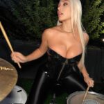 Daniella Chávez Instagram - La Cadena le brilló en lo oscuro! @jaxxon ⛓️Te gustaría una cadena de estas?