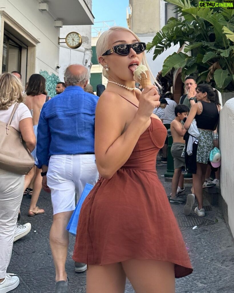 Daniella Chávez Instagram - 🍦 Capri 🇮🇹 Cuál es tu foto Favorita? Capri, Italy
