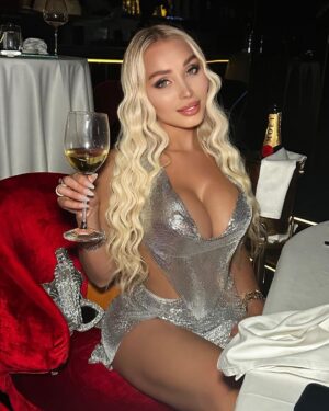 Daniella Chávez Instagram - Scorpio 🦂 Llegó mi mes favorito 🎂 cuenta regresiva 26/10  #Dubai vibes🥂 Qué mes es tu Cumpleaños?