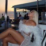 Daniella Chávez Instagram – Sunset in Mikonos 🤍 @NovaMen & @FashionNova Outfit ✨foto Fav del 1 al 6? Míkonos, Greece