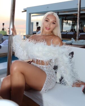 Daniella Chávez Instagram - Sunset in Mikonos 🤍 @NovaMen & @FashionNova Outfit ✨foto Fav del 1 al 6?