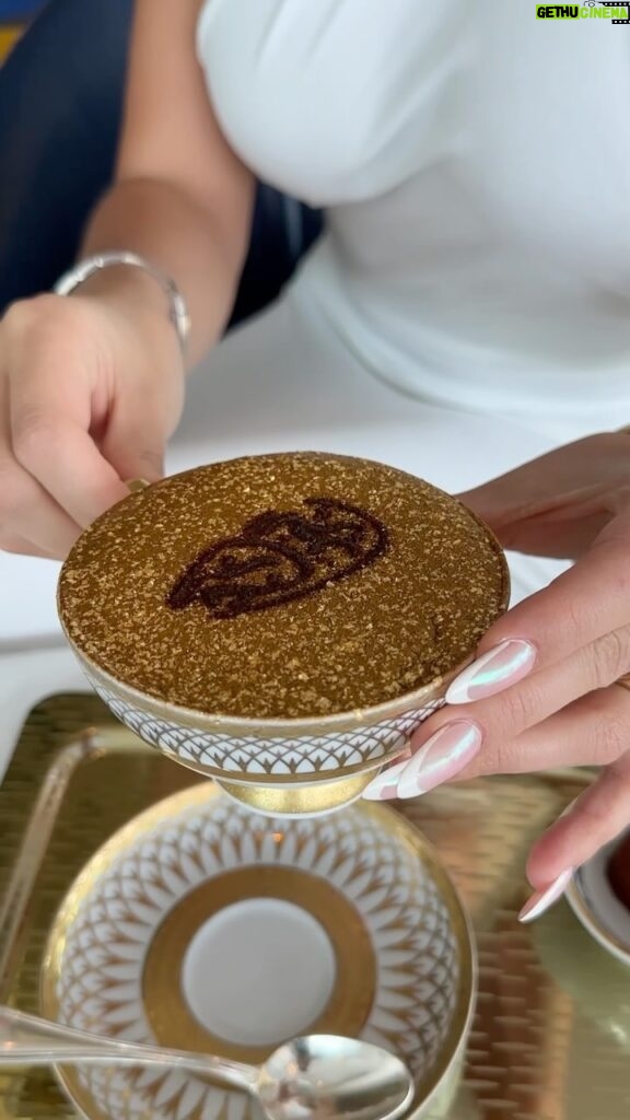 Daniella Chávez Instagram - Café con Oro comestible de 24 quilates✨ en Burj al Arab Habibi💫. No te rindas. Ya llegará tu momento. Tu esfuerzo será recompensado. Sigue adelante🙏. . @peluqueriaveranvior .