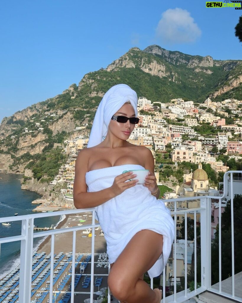 Daniella Chávez Instagram - Blessed!☕️ (L1NK en B10) pasaré por sus instagram a regresar amor a quienes comenten más! Positano, Amalfi Coast, Italy