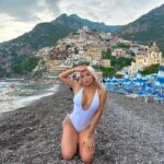 Daniella Chávez Instagram - 🐚Costa Amalfitana🍝 jamás comí tanta pasta jiji Cuál es tu foto favorita? 🪨Cómoda no estaba pero si Feliz 🥰 Positano, Amalfi Coast, Italy