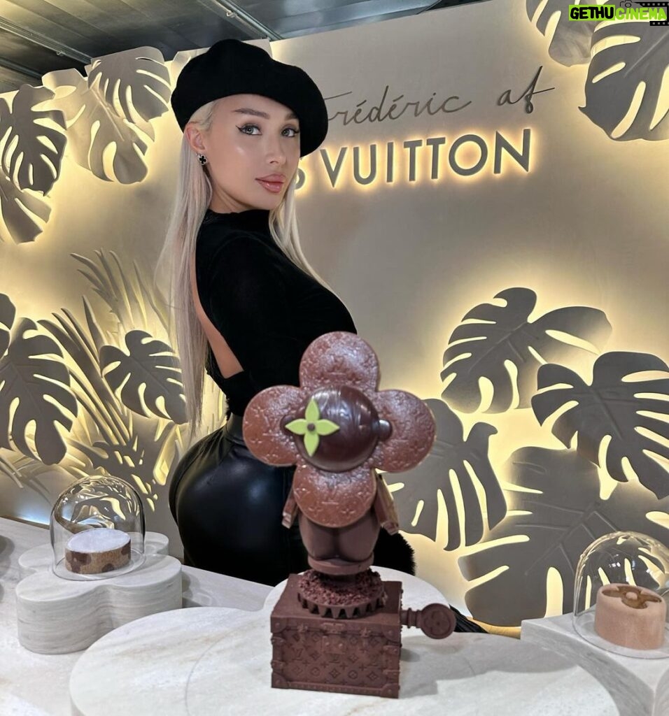 Daniella Chávez Instagram - Café Louis Vuitton 🤎☕️🍫Eres de Té o Café? Yo los 2 y si es con postre mejor 🍰.