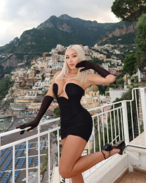 Daniella Chávez Instagram - Cuál es tu Fav? 🖤🍋🖤🍋