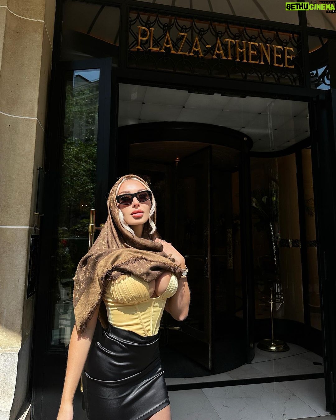 Daniella Chávez Instagram - Bonjour 💛 Paris 🥐fotos que no publicaría. Paris, France